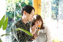 撮影中のハライチ岩井（左）と伊藤沙莉（右）。