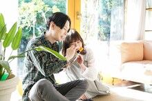 撮影中のハライチ岩井（左）と伊藤沙莉（右）。