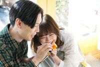 撮影中のハライチ岩井（左）と伊藤沙莉（右）。