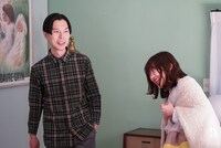 撮影中のハライチ岩井（左）と伊藤沙莉（右）。