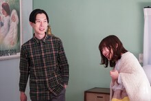 撮影中のハライチ岩井（左）と伊藤沙莉（右）。