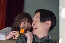 撮影中の伊藤沙莉（左）とハライチ岩井（右）。