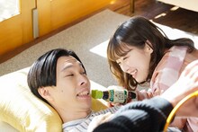 撮影中のハライチ岩井（左）と伊藤沙莉（右）。