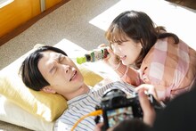 撮影中のハライチ岩井（左）と伊藤沙莉（右）。