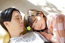 撮影中のハライチ岩井（左）と伊藤沙莉（右）。