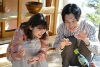 撮影中の伊藤沙莉（左）とハライチ岩井（右）。