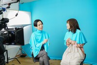 撮影中のハライチ岩井（左）と伊藤沙莉（右）。