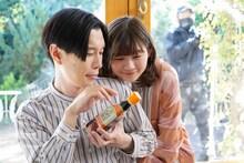 撮影中のハライチ岩井（左）と伊藤沙莉（右）。