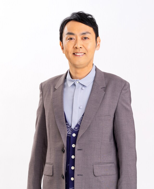 新番組「呼び出し先生タナカ」でMCを務めるアンガールズ田中。(c)フジテレビ