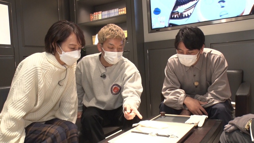「ラヴィット！」で高級時計を購入するべくロケに臨む、中村仁美（左）とニューヨーク。(c)TBS