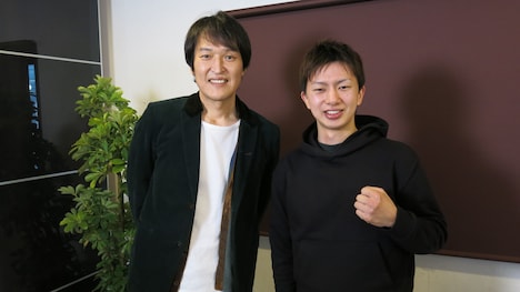千原ジュニア（左）と田口良一（右）。