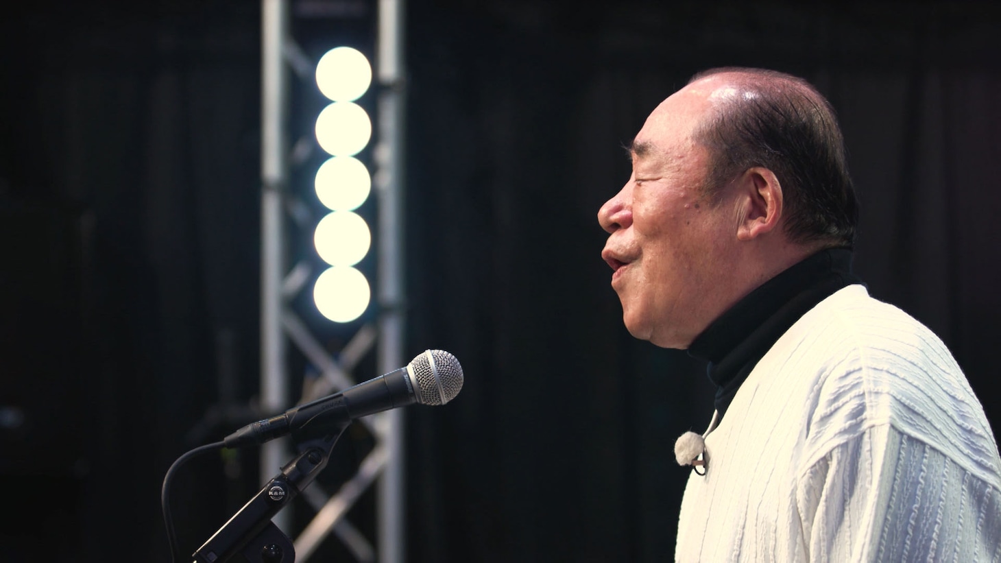 歌う島田一の介。