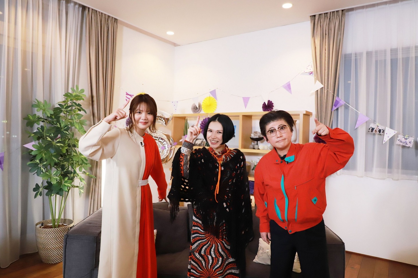 左から吉岡聖恵、越智志帆、友近。