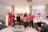 左から吉岡聖恵、ZAZY、越智志帆、レイザーラモンRG、友近、ウエスP。