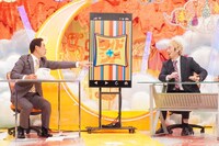 「千鳥のクセがスゴいネタGP冬の2時間SP」で「木曜よる9時のワイドナショー」を繰り広げる原口あきまさ（左）とJP（右）。(c)フジテレビ