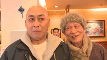 「スカッとジャパン」SP内のショートドラマに出演する錦鯉・長谷川（左）、笹野高史（右）、錦鯉・渡辺（中央）。(c)フジテレビ