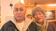 「スカッとジャパン」SP内のショートドラマに出演する錦鯉・長谷川(左)、笹野高史(右)、錦鯉・渡辺(中央)。(c)フジテレビ