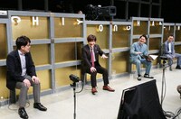 MCの土田晃之、内村光良、千鳥（左から）。