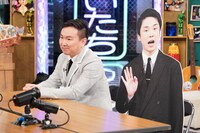 かまいたち山内（左）とかまいたち濱家のパネル（右）。