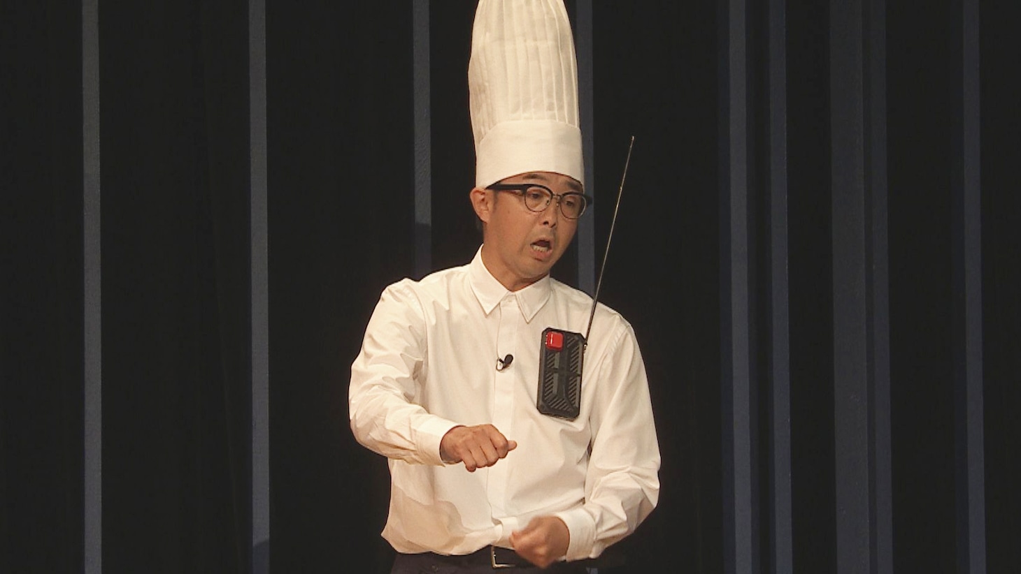 特典映像「世間を偽る仮の姿」に出演する、おぎやはぎ矢作。