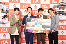 優勝したミヤコジマとNON STYLE石田（左端）、ライス田所（右端）。