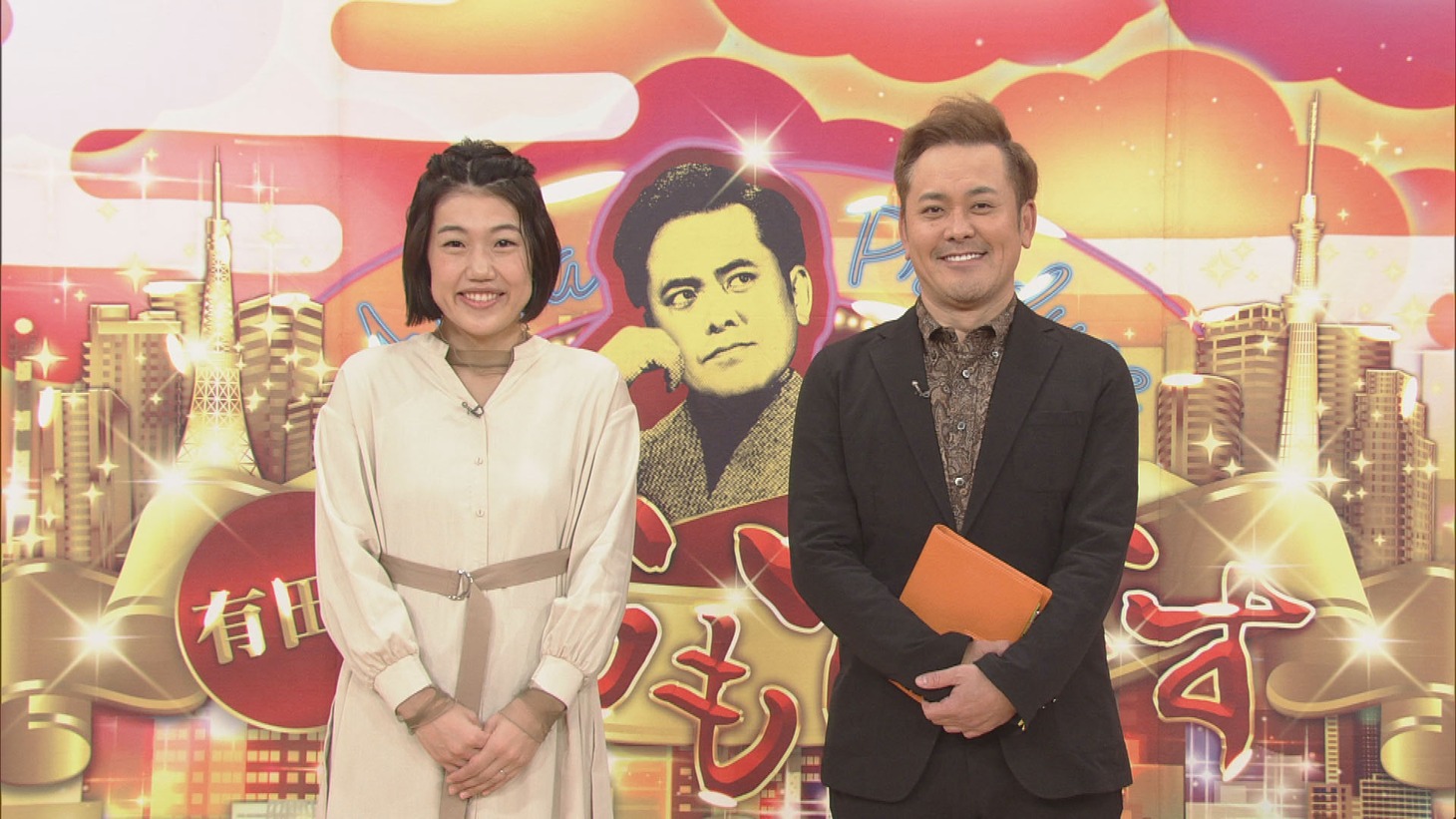 くりぃむしちゅー有田扮する有田P（右）と、アシスタントプロデューサー役の横澤夏子（左）。(c)NHK