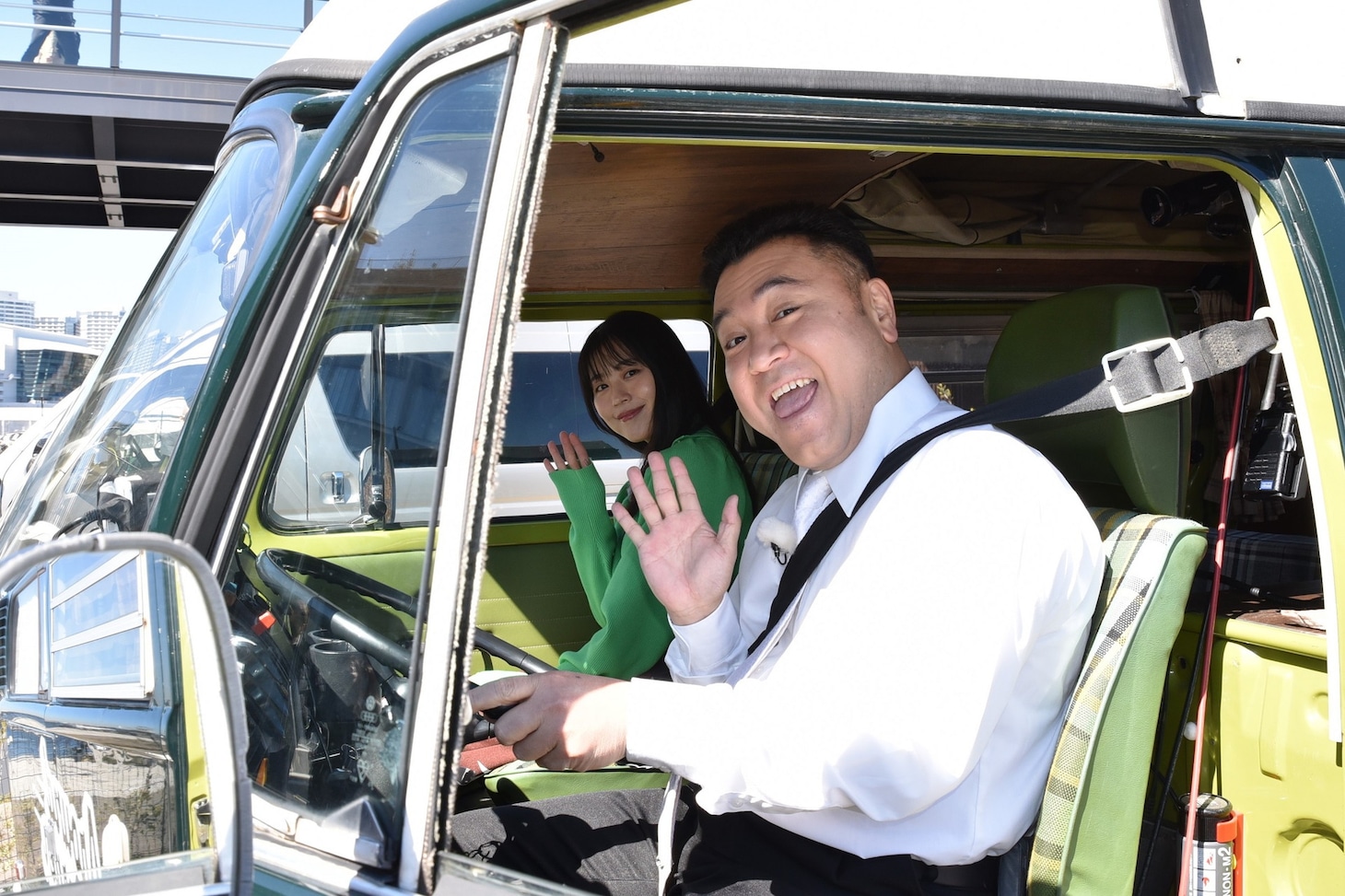 「Around the Corner 曲がり角のところで」に出演するアンタッチャブル山崎と有村架純。(c)フジテレビ