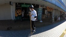 竹馬で商店街を歩くパンサー尾形。