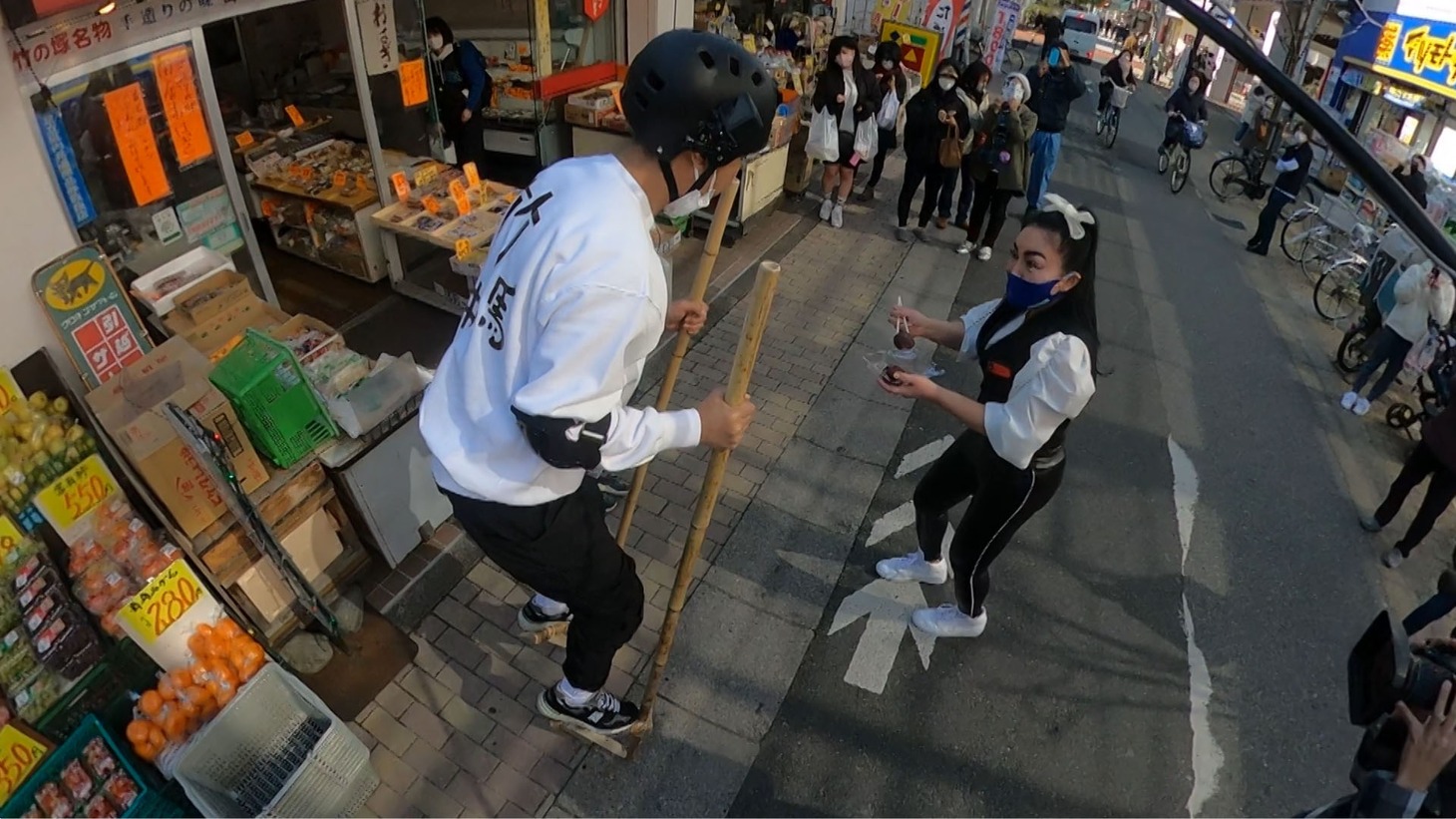 おはぎをもらうパンサー尾形。