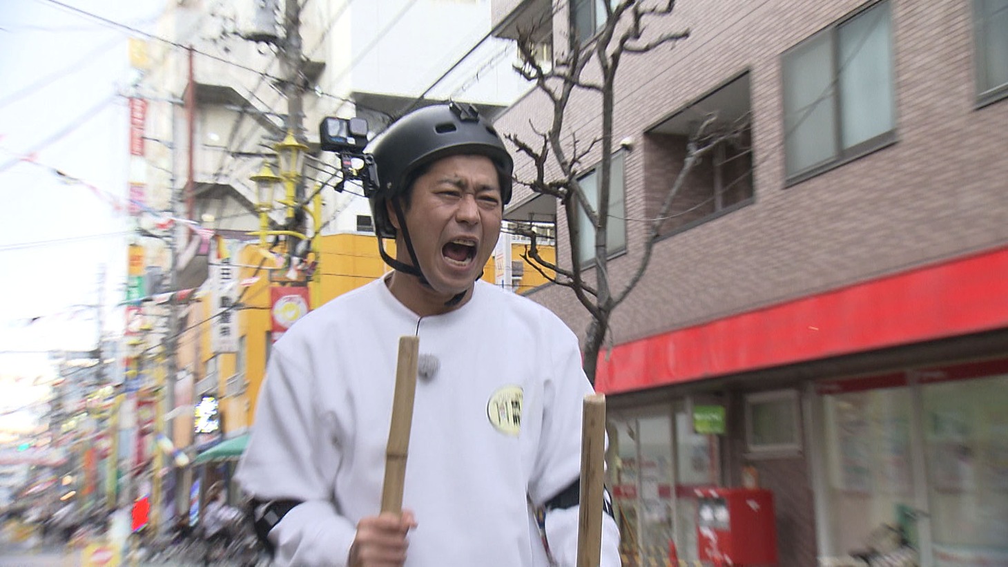 険しい表情を見せるパンサー尾形。