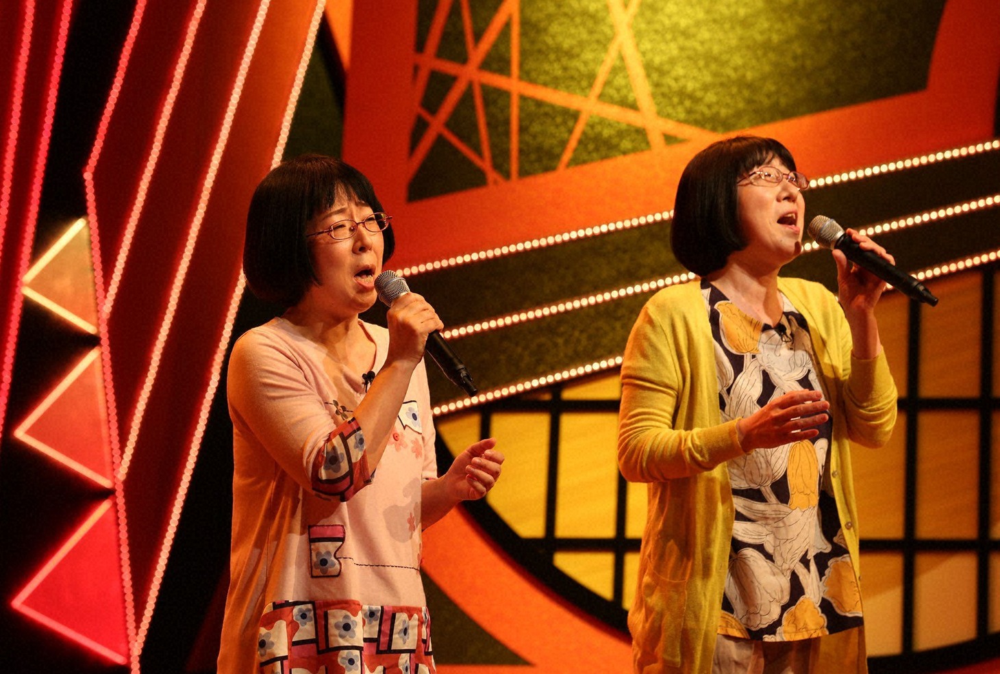 「お笑い実力刃」に出演する阿佐ヶ谷姉妹。(c)テレビ朝日