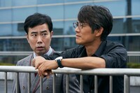 左から、藤井隆扮する恵比寿良二、反町隆史扮する石沢一。