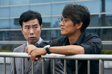 左から、藤井隆扮する恵比寿良二、反町隆史扮する石沢一。