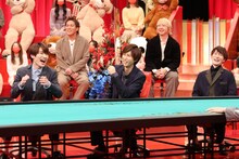 「チームSnow Man」の（前列左から）深澤辰哉、阿部亮平、渡辺翔太、（後列左から）狩野英孝、三四郎・相田。(c)フジテレビ