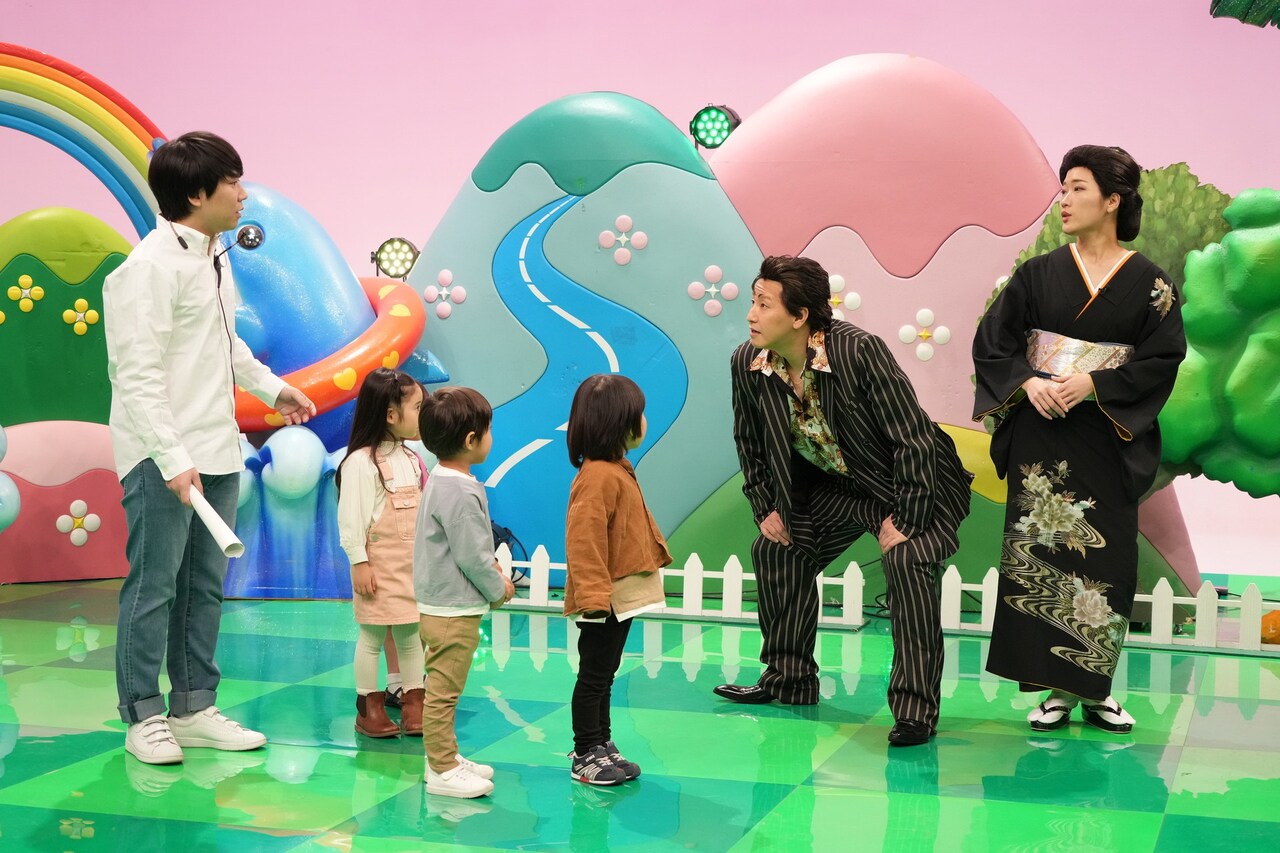 「新しいカギ」の新コント「アニキと唄の姐さん」に出演する（左から）ハナコ秋山と子供たち、チョコレートプラネット長田、ヒコロヒー。(c)フジテレビ