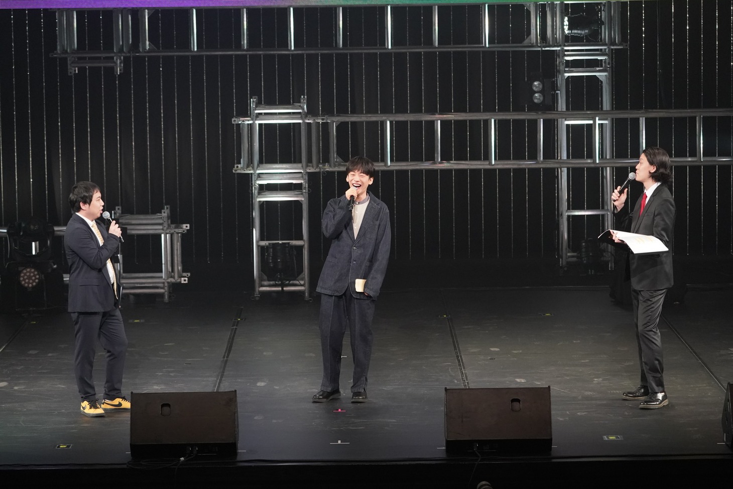 左から霜降り明星せいや、DJ松永、霜降り明星・粗品。