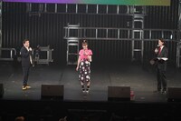 左から霜降り明星せいや、佐々木彩夏、霜降り明星・粗品。