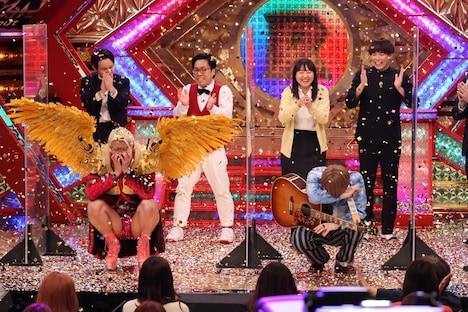 優勝を決めたお見送り芸人しんいちと破れたZAZY。