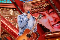 優勝会見に臨んだお見送り芸人しんいち。