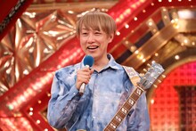 優勝会見に臨んだ、お見送り芸人しんいち。