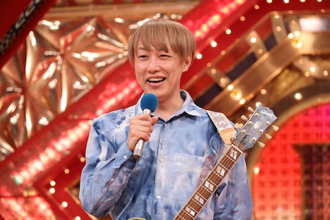 優勝会見に臨んだ、お見送り芸人しんいち。