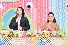 霜降り明星・粗品と島崎和歌子。(c)TBS