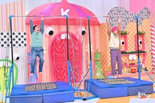 鉄棒ぶら下がり耐久チャレンジに臨む（左から）霜降り明星せいや、EXIT兼近。(c)TBS