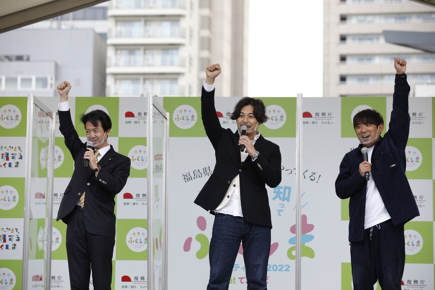 「見て、食べて、知って、ふくしまフェスティバル2022 atてんしば」のステージに登壇するアルコ＆ピースと復興大臣政務官の宗清皇一氏（左）。