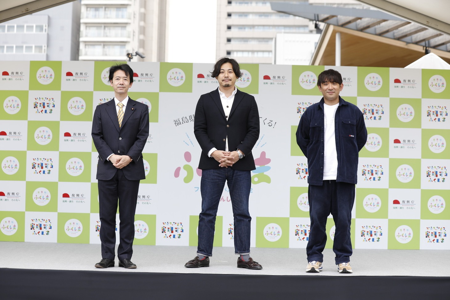 アルコ＆ピースと宗清皇一氏（左）。