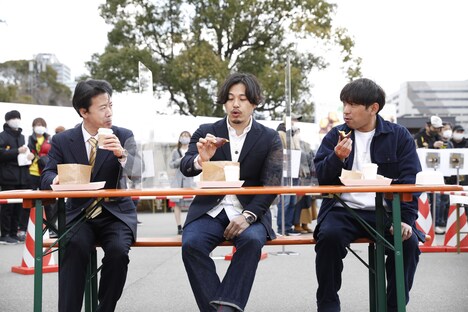 アルコ＆ピースが試食する様子。