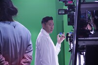 Web動画「WAKE UP!!! -ムリなときってあるよね-」撮影中の様子。