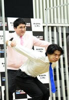 昨年の会見に続き、ハーレーになるマヂカルラブリー・野田クリスタルと、そのハンドルを握る村上。