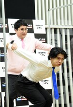 昨年の会見に続き、ハーレーになるマヂカルラブリー・野田クリスタルと、そのハンドルを握る村上。