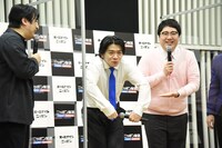 インサート用に改めて「マッチョッチョ」をやるマヂカルラブリー・野田クリスタル。